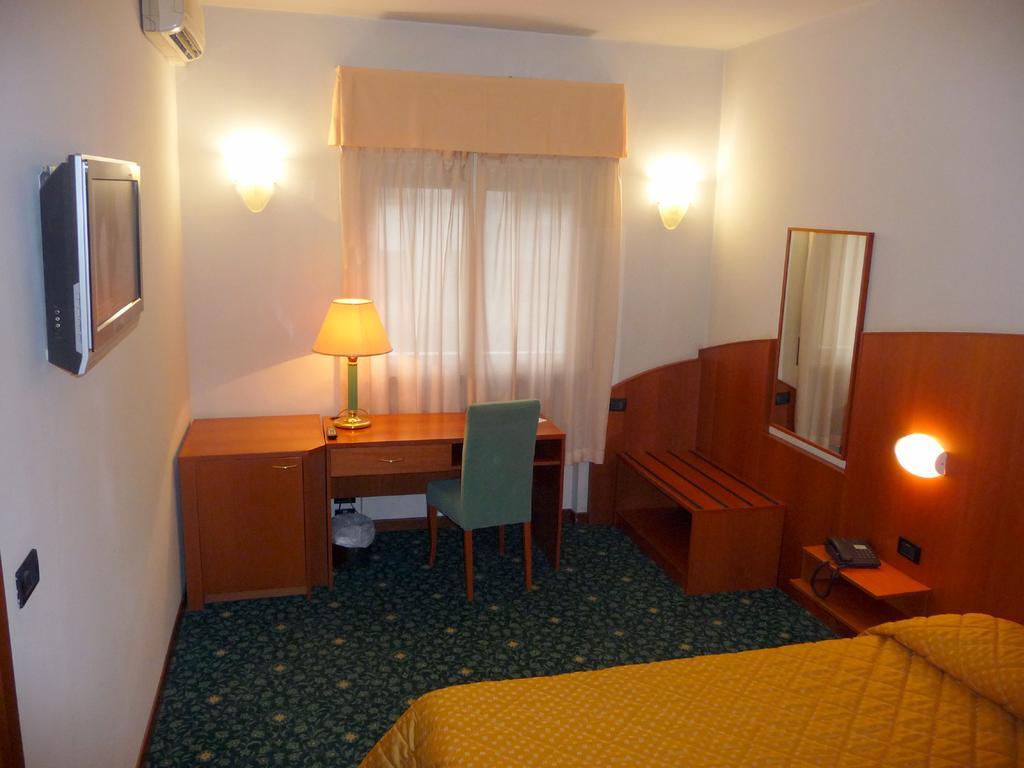 Hotel Cristallo أوديني المظهر الخارجي الصورة